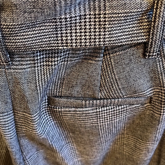 NWOT! Banana Republic Size 2 Trousers. Cuffed, belted waist. Worn only to try on - Picture 3 of 7